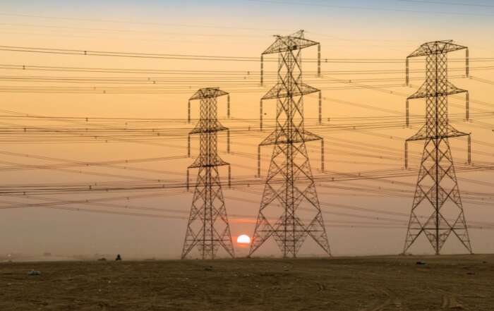 image de ligne à haute tensions avec le soleil qui se couche en arrière plan, pour l'article "évolution du TURPE au 1er aout 2020"