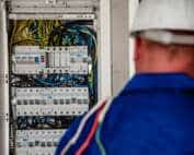 image d'un électricien devant un panneaux électrique pour l'article "Comment changer de fournisseur d’énergie ?"