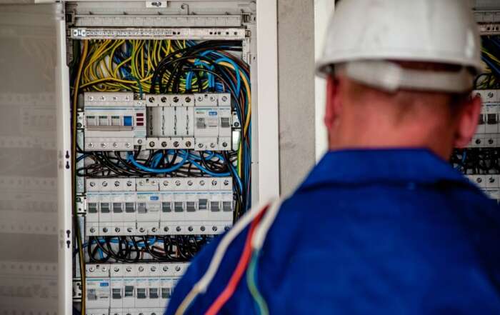 image d'un électricien devant un panneaux électrique pour l'article "Comment changer de fournisseur d’énergie ?"
