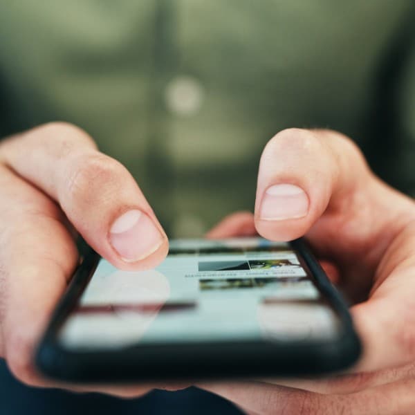 Un homme consulte les médias sur son mobile