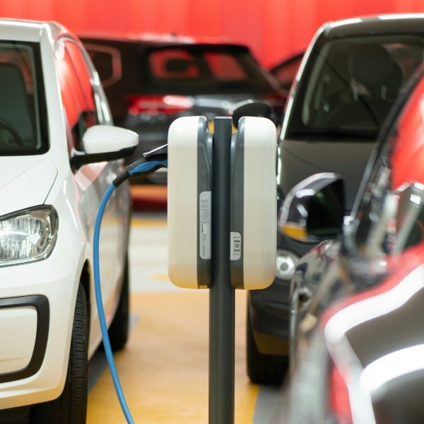 Borne de recharge d'un véhicule électrique dans un parking souterrain